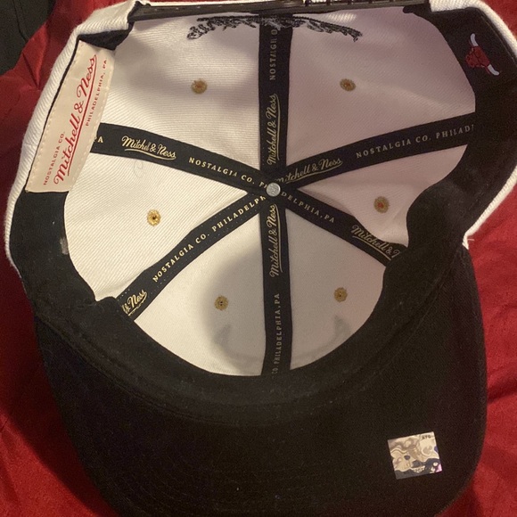 Mitchell & Ness Bulls Snapback‼️‼️ - Picture 3 of 3